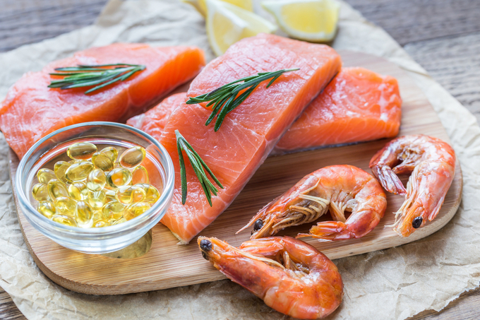Omega 3 trong cá hồi cải thiện chức năng cơ tim, protein hỗ trợ giảm cân, vitamin và khoáng chất giúp xương chắc khỏe, giảm nguy cơ ung thư. Ảnh: Shutterstock.