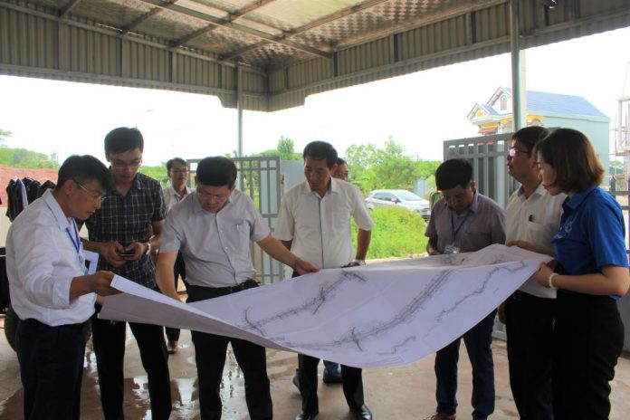 Lãnh đạo UBND, MTTQ, các tổ chức CT-XH huyện Đầm Hà trực tiếp khảo sát, nắm tình hình hộ dân thuộc diện GPMB tại xã Dực Yên của huyện