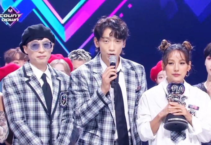 Trên sân khấu M Countdown, các thành viên SSAK3 cho biết không nghĩ thắng giải vì nhóm chỉ kết hợp ngẫu hứng, nhằm mang tiếng cười cho khán giả. Từ trái qua: Yoo Dragon (Yoo Jae Suk), và B-Ryong (Bi Rain) và Linda G (Lee Hyori). Ảnh: Mnet.
