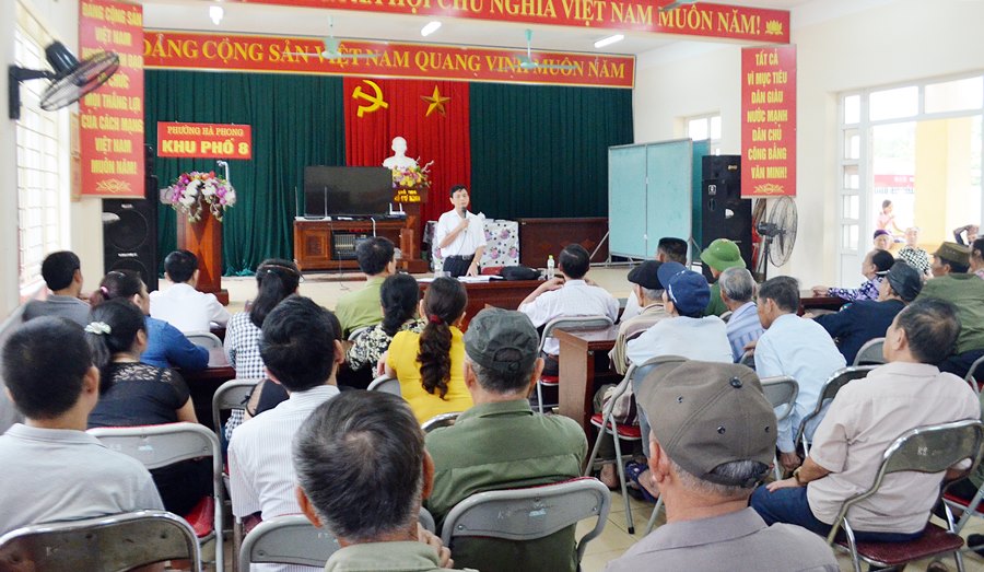 CCB Nguyễn Văn Bội chủ trì cuộc họp dân tại Khu 8, phường Hà Phong (TP Hạ Long) để phổ biến tình hình kinh tế - xã hội cũng như chính sách của Đảng, Nhà nước đến bà con.
