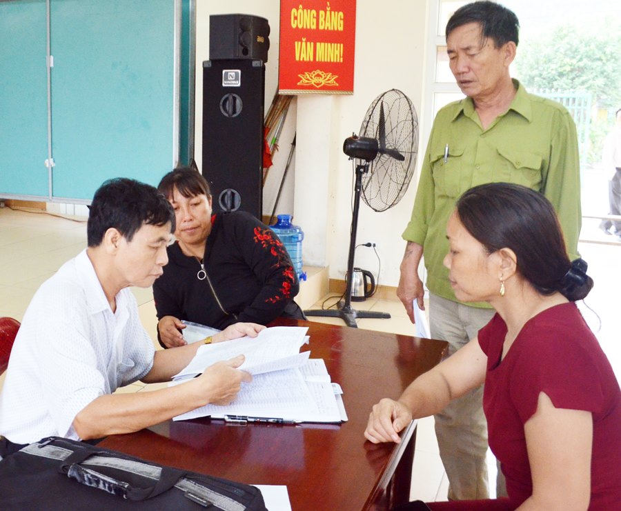 CCB Nguyễn Văn Bội hướng dẫn người dân Khu 8, phường Hà Phong, làm thủ tục hành chính liên quan đến người dân.