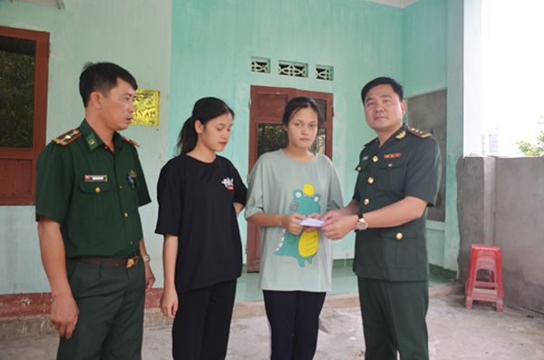 Lãnh đạo Đồn BP Cô Tô trao kinh phí hỗ trợ cho cháu Nguyễn Thị Khánh Huyền theo trương trình 