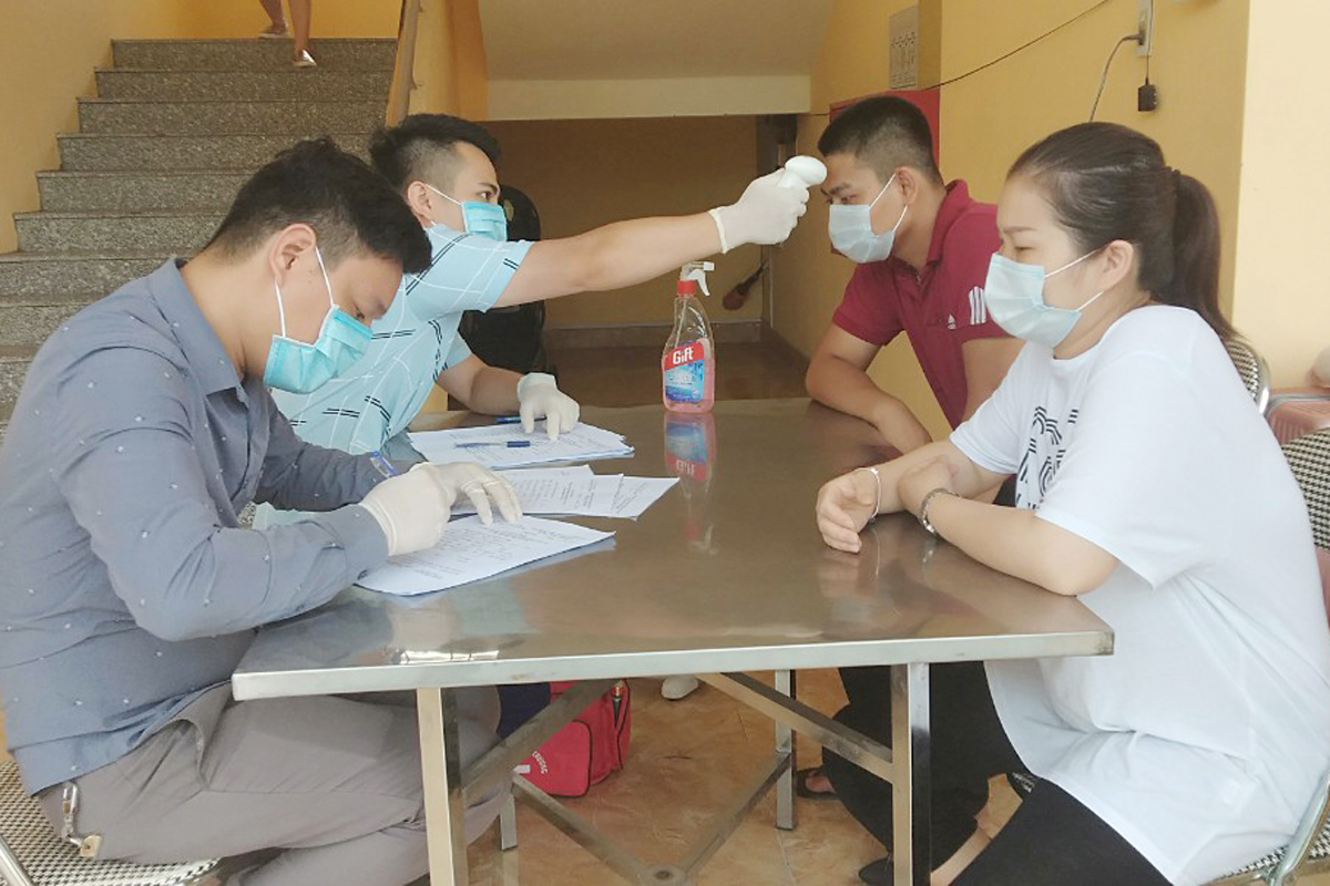 : Quân y Bộ CHQS tỉnh; Trung  tâm Y tế TP Uông Bí kiểm tra, khám sàng lọc lần cuối đối với 28 công dân.