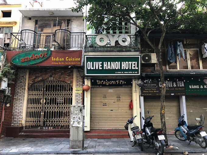 Một loạt quán ăn, cửa hàng trên phố Hàng Bè đóng cửa. Ảnh: Ngân Dương.