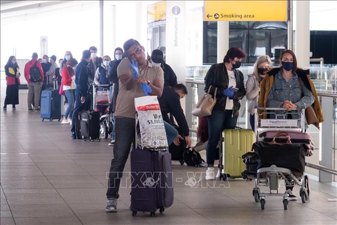 Hành khách xếp hàng tại sân bay Heathrow ở London, Anh. Ảnh minh họa: THX/TTXVN