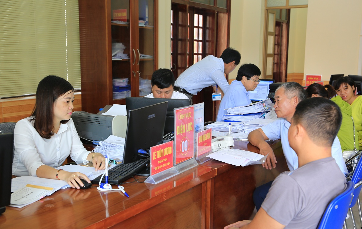 Cán bộ Trung tâm Hành chính công TP Móng Cái hướng dẫn người dân, doanh nghiệp thực hiện các thủ tục hành chính.