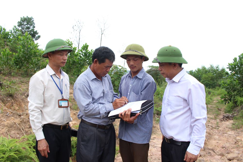 Cán bộ xã Tân Bình và huyện Đầm Hà tiến hành rà soát thực trạng mặt bằng, kiểm đếm tài sản cho người dân có đất thu hồi phục vụ thi công dự án cao tốc Vân Đồn - Móng Cái sau điều chỉnh.