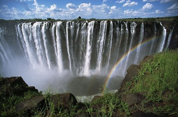 Thác Victoria: Đây là một trong những thác nước tuyệt đẹp nhất trên Trái đất mà chúng ta nên đến thăm một lần trong đời. Nằm giữa biên giới của Zambia và Zimbabwe, thác nước này rộng tới 1,7km, cao 108m và được xem là dải thác lớn nhất thế giới. Được đặt tên theo tên của Nữ hoàng Anh Victoria, thác nước có lưu lượng trung bình 1 triệu lít/giây. Thác Vitoria được coi là một trong 7 kỳ quan thiên nhiên thế giới và còn được gọi là “Sương khói ầm vang như sấm rền” bởi bạn có thể nhìn thấy lớp hơi nước từ thác ở khoảng cách hơn 40km.
