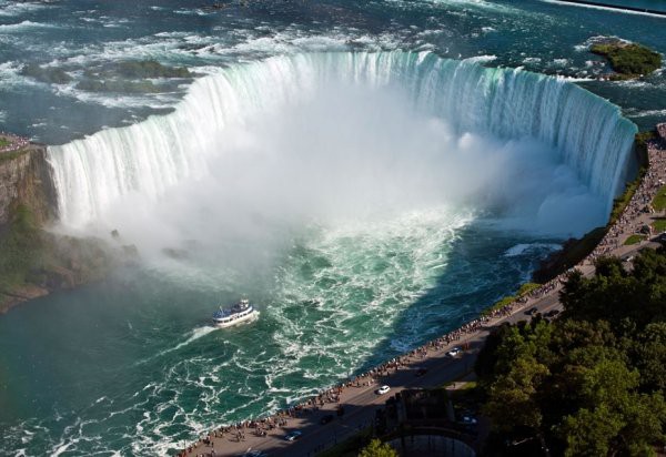 Thác Niagara: Nằm ở biên giới giữa tỉnh bang Ontario của Canada và bang New York của Mỹ, Niagara là thác nước nổi tiếng nhất Bắc Mỹ và là một trong những thác nước nổi tiếng nhất trên thế giới. Thác Niagara thực sự hùng vĩ và ấn tượng vì lưu lượng nước đổ về đây lên tới 169.901 m³/phút. Thực tế, thác nước tuyệt đẹp này được tạo nên từ 3 thác gồm: thác Móng ngựa (Horseshoe), thác Mỹ (American Fall) và thác Khăn voan cô dâu (Bridal Veil Fall). Đây là một trong những địa điểm du lịch nổi tiếng nhất mà bạn nên đến chiêm ngưỡng một lần trong đời.