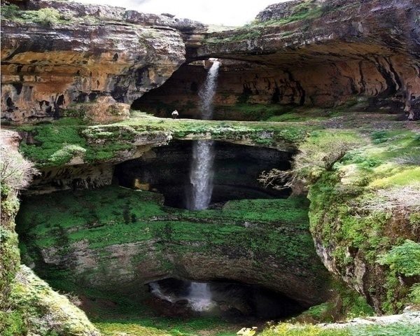 Thác BaaTara Gorge: Địa điểm tuyệt vời này còn được biết đến với tên gọi “hang của 3 cây cầu”. Thác BaaTara Gorge nằm ở Lebanon và chảy từ độ cao 255m vào Baatara, hang đá vôi khổng lồ có từ thời kỷ Jura. Chỉ mới được phát hiện vào năm 1952, thác BaaTara Gorge khá độc đáo và đó là lý do mà bạn nhất định phải tới đây để tận mắt chiêm ngưỡng vẻ đẹp của nó.