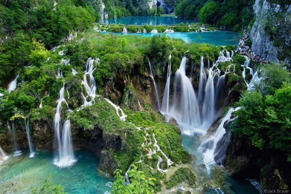 Thác Plitvice: Hệ thống vô số thác nước tuyệt đẹp này nằm ở Croatia bên trong Công viên quốc gia hồ Plitivice và được hình thành từ hàng loạt các thác lớn, nhỏ dẫn tới 16 hồ. Các thác nước đẹp “ná thở” khi đổi màu từ xanh da trời sang xanh lá cây, xanh lam hoặc thậm chí màu xám. Đó là do thác được hình thành bởi những đập tự nhiên bằng đá vôi có sự lắng động của rêu, rong và vi khuẩn. Đây là một trong những hệ thống thác nước đẹp nhất trên hành tinh với khung cảnh vô cùng kỳ ảo, nhất là vào mùa đông khi thác bị đóng băng.