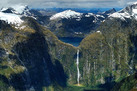 Thác Sutherland: Nằm trong Công viên Quốc gia Fiorland, Newzealand, Sutherland là một trong những thác nước kỳ thú nhất trên thế giới. Thác có 3 tầng ấn tượng và cao tổng cộng 580m. Nó được đặt tên theo tên của Donald Sutherland, người phát hiện ra thác nước này vào năm 1880. Đây chắn chắn là một trong những thác nước nhất định phải chiêm ngưỡng bởi vẻ đẹp mê đắm của nó.