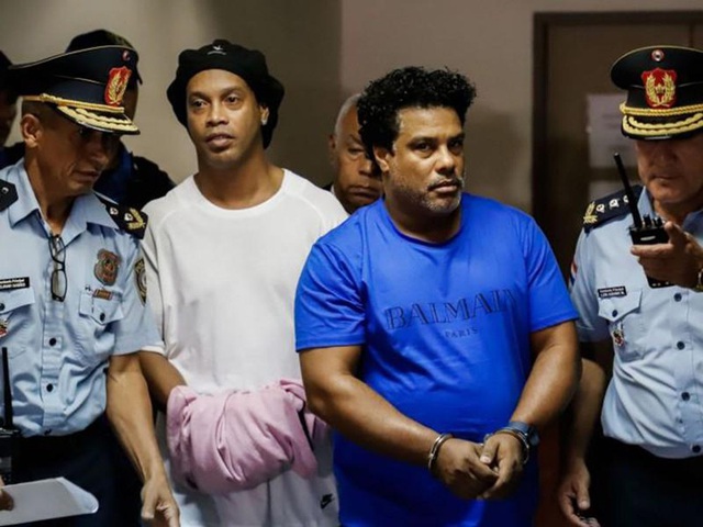Ronaldinho và anh trai đã bị đi tù và quản thúc trong gần 5 tháng ở Paraguay