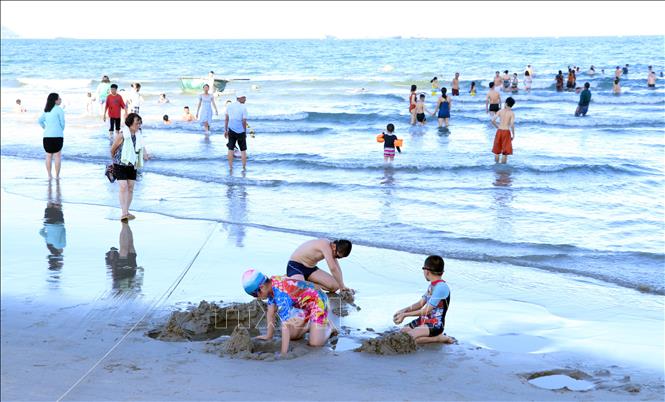 Khách du lịch vui chơi, tắm biển ở Đà Nẵng trước khi có thông báo tạm dừng đón khách từ ngày 26/7/2020. Ảnh: Trần Lê Lâm/TTXVN