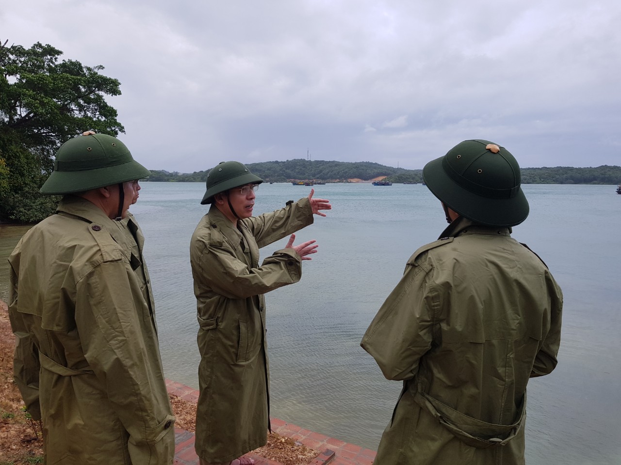 Lãnh đạo huyện Cô Tô kiểm tra công tác phòng chống bão số 2 tại xã Đồng Tiến.
