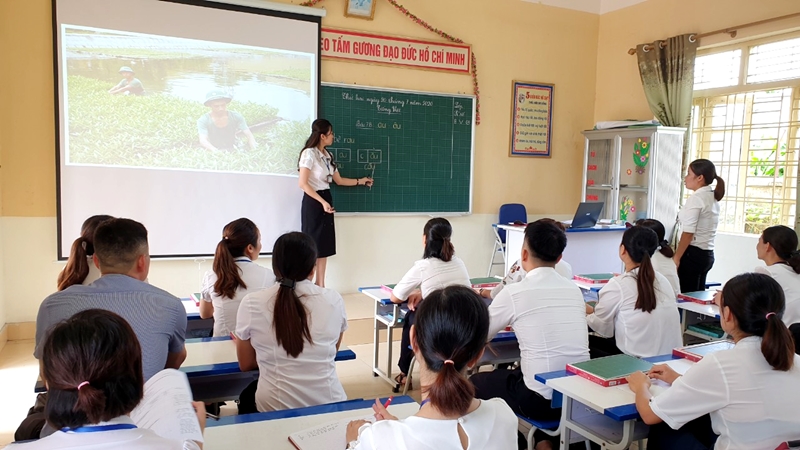 Giáo viên Trường Tiểu học Cẩm La (TX Quảng Yên) thực hành một tiết học SGK mới.