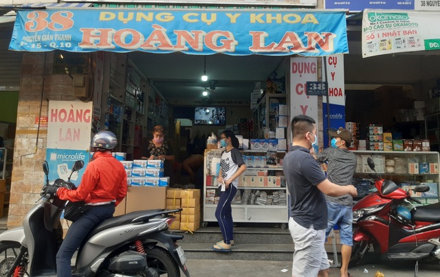 Chợ y tế trên đường Nguyễn Giản Thanh được biết đến là khu chợ sỉ về khẩu trang tại TPHCM. Ảnh: Thúy Hằng