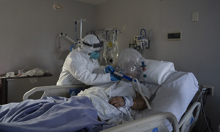 Nhân viên y tế chăm sóc một bệnh nhân nhiễm nCoV tại một bệnh viện ở thành phố Houston, bang Texas, Mỹ, ngày 28/7. Ảnh: AFP.