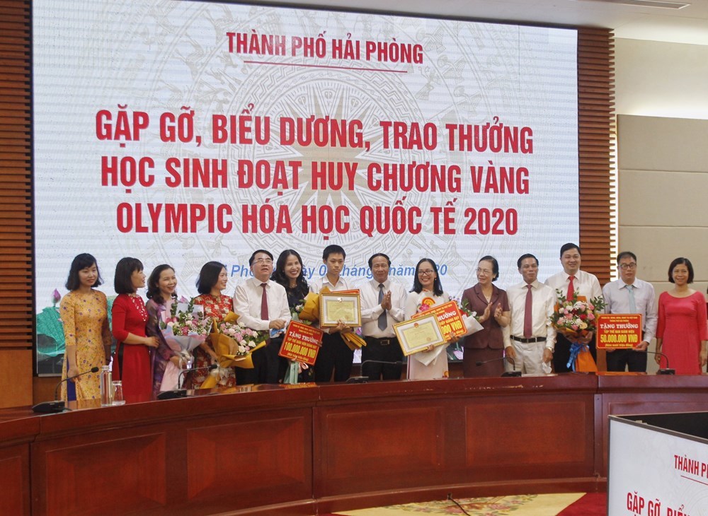 UBND thành phố Hải Phòng vừa tặng thưởng cho thầy trò Trường THPT chuyên Trần Phú.