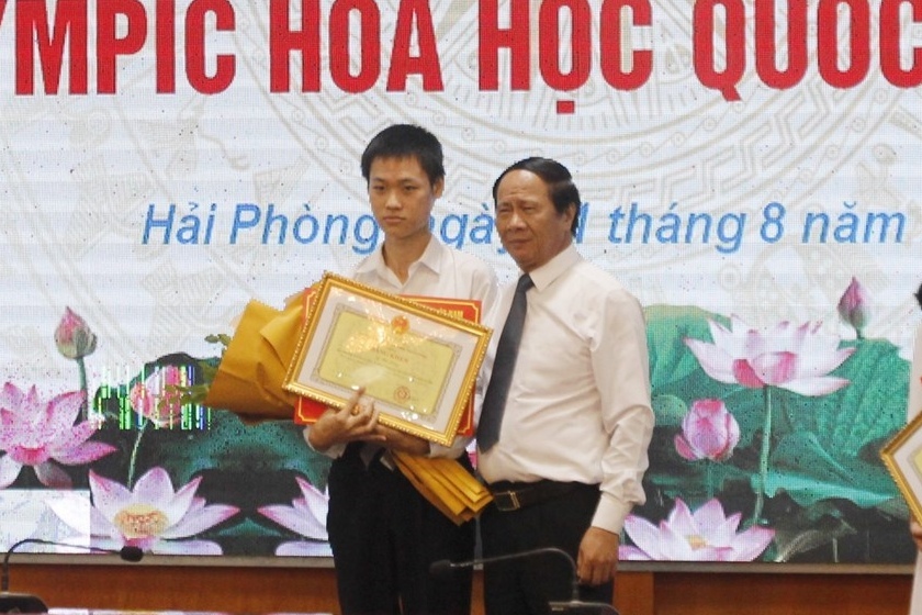 Bí thư Thành ủy trao thưởng cho học sinh Lý Hải Đăng