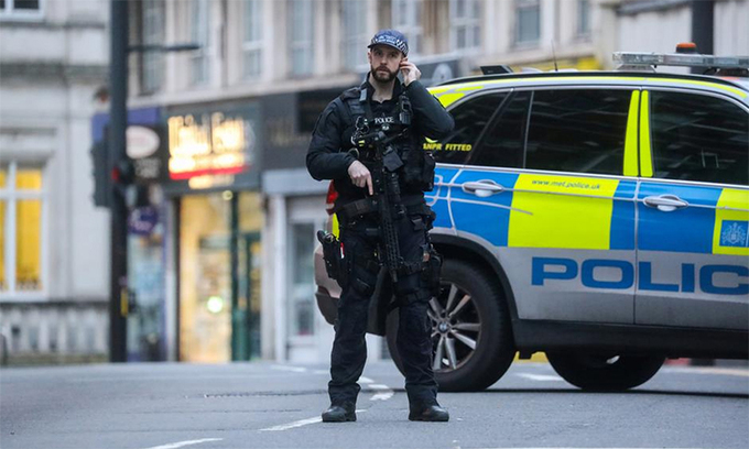 Cảnh sát gác tại hiện trường một vụ án ở London, tháng 2/2020. Ảnh: Reuters.