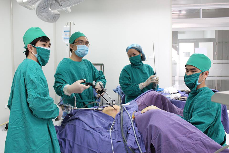 Phẫu thuật điều trị bệnh lạc nội mạc tử cung tại Bệnh viện Sản nhi tỉnh.