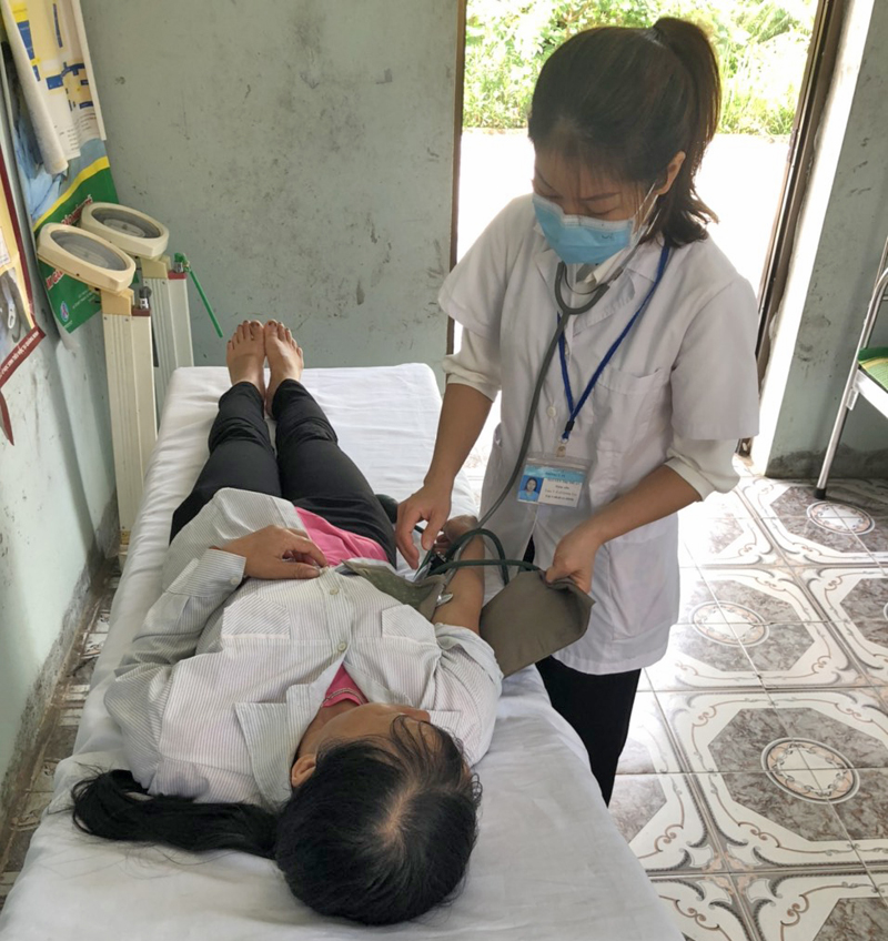 Kiểm tra sức khỏe cho phụ nữ độ tuổi sinh sản tại Trạm Y tế xã Quảng Sơn (Hải Hà) vào tháng 4/2020..