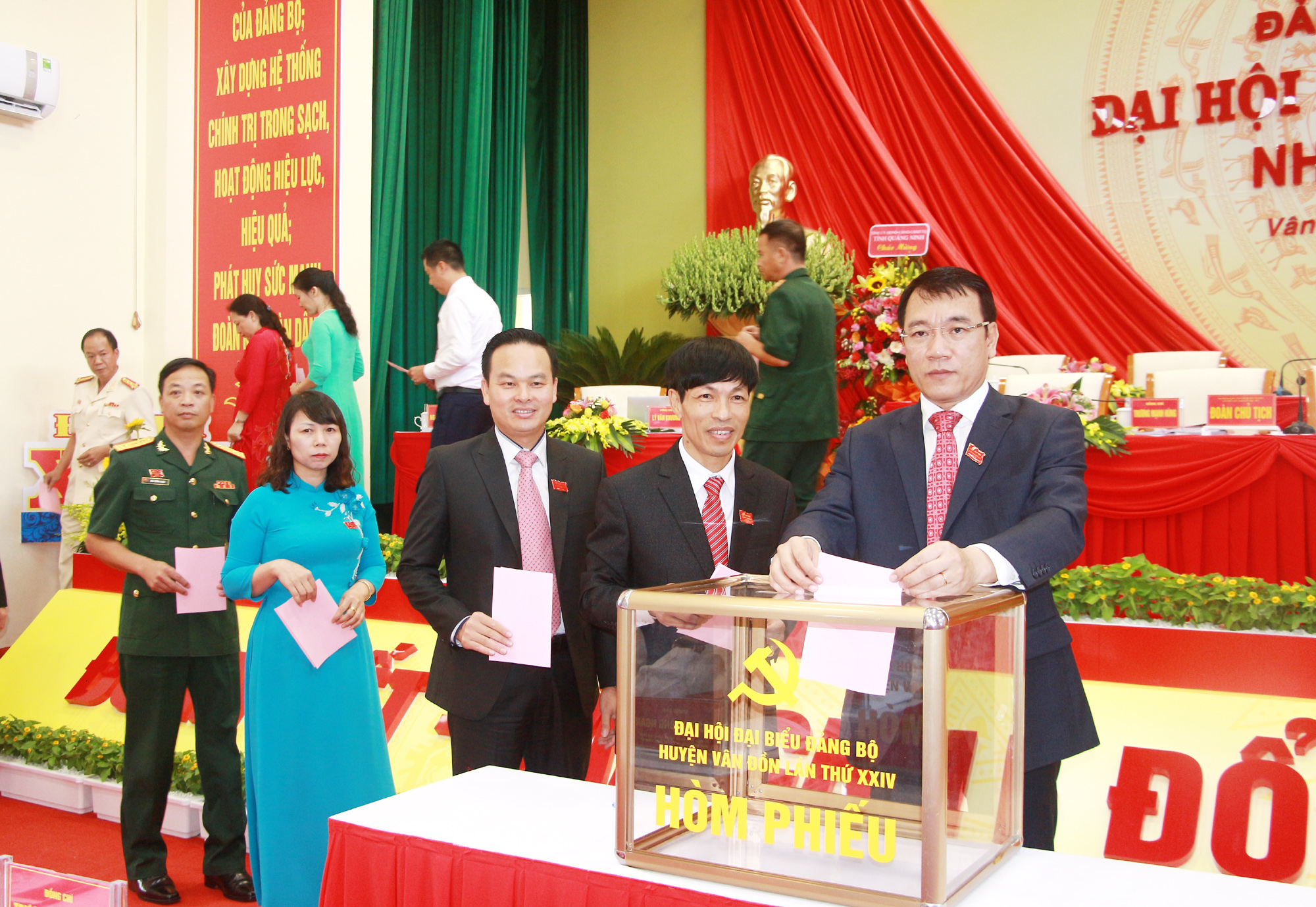 Đại hội Đảng bộ huyện Vân Đồn lần thứ XXIV bỏ phiếu bầu ủy viên Ban Chấp hành Đảng bộ huyện nhiệm kỳ 2020-2025. Ảnh: Mạnh Trường