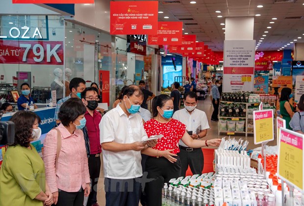 Thứ trưởng Đỗ Thắng Hải kiểm tra khả năng cung ứng và dự trữ hàng thiết yếu tại một số siêu thị trên địa bàn Hà Nội. (Ảnh: Đức Duy/Vietnam+)