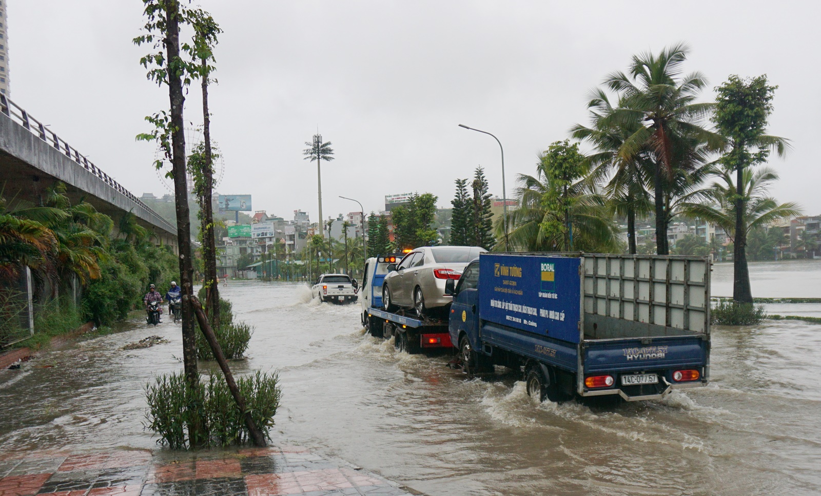 Khu vực hồ điều hòa Yết Kiêu, TP Hạ Long bị ngập cục bộ do mưa lớn.