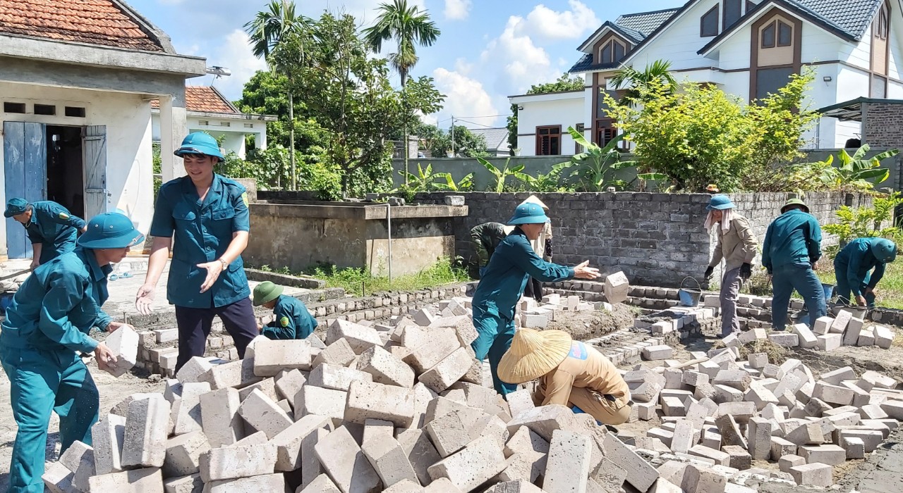 Dân quân tự vệ phường Phương Đông,TP Uông Bí, hỗ trợ đổ móng nhà cho gia đình anh Phạm Văn Duy, ngày 30/7/2020.