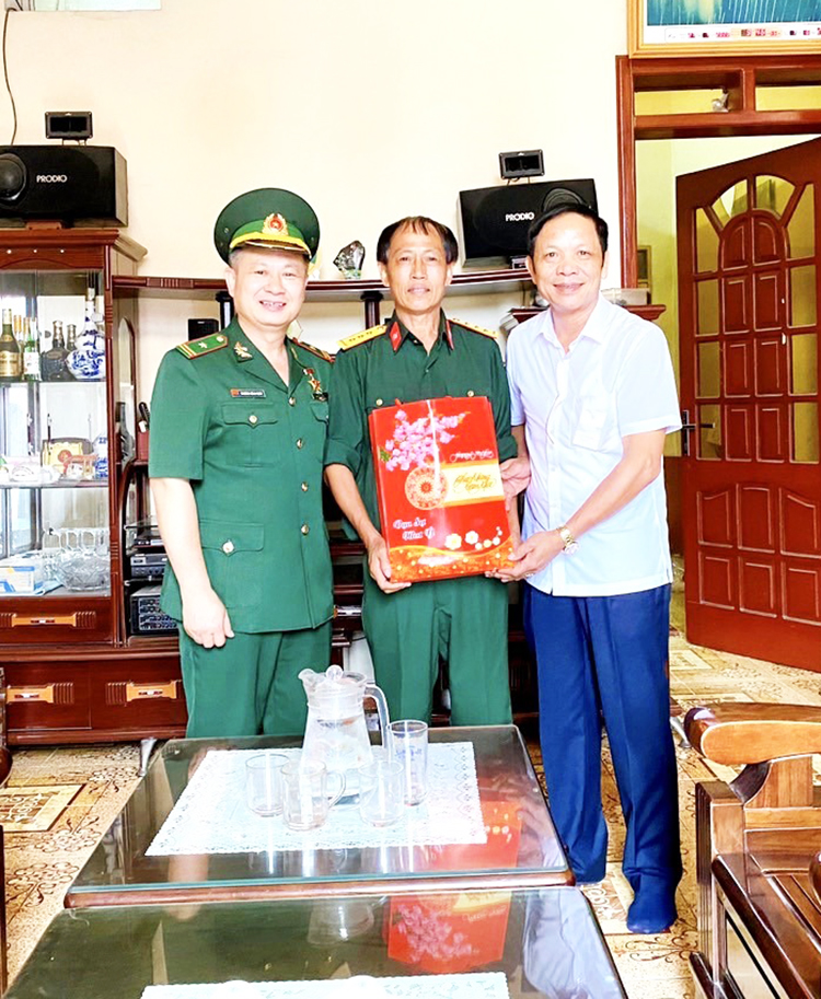 Đại diện BQL Di tích và rừng quốc gia Yên Tử tặng quà cho thương binh nhân dịp Ngày Thương binh - Liệt sĩ 27/7.