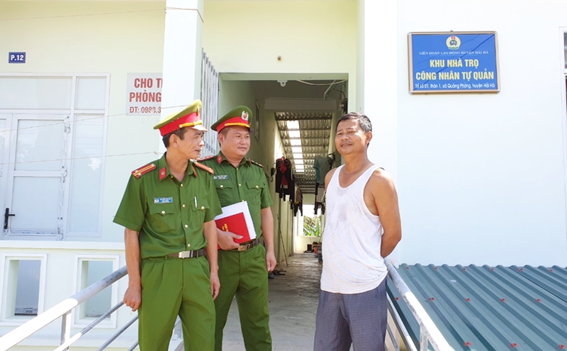Công an huyện Hải Hà kiểm tra Khu nhà trọ công nhân tự quản của ông Nguyễn Văn Long (thôn 1, xã Quảng Phong).