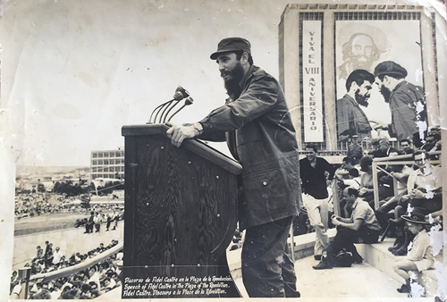 Tấm ảnh chụp lãnh tụ Phi-đen Ca-xtơ-rô phát biểu trong lễ kỷ niệm lần thứ 8 Ngày Cách mạng Cu ba thành công do Đại sứ Cua Ba tặng bà Len, hiện bà vẫn lưu giữ.