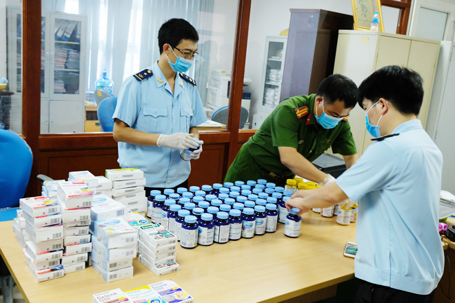 Ma túy được các đối tượng ngụy trang trong các lọ thực phẩm chức năng, thuốc gửi chuyển phát nhanh qua đường hàng không về Việt Nam.