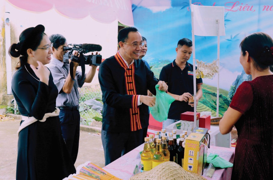 Lãnh đạo huyện Bình Liêu kiểm tra hoạt động sản xuất các sản phẩm OCOP trên địa bàn huyện.