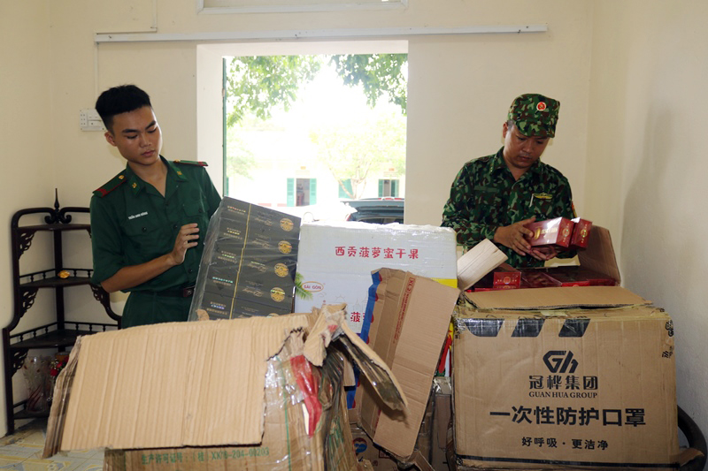 Tang vật thu giữ gần 7.000 bao thuốc lá điếu tại Đồn Biên phòng Bắc Sơn.