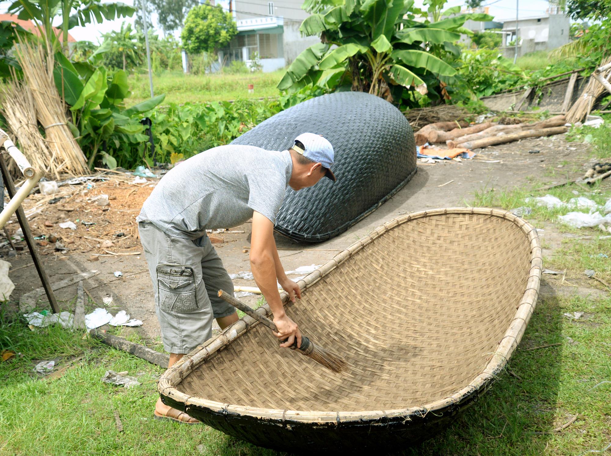 Những chiếc thuyền nan do gia đình anh Vũ Văn Hùng (phường Nam Hòa, TX Quảng Yên) sản xuất ra.