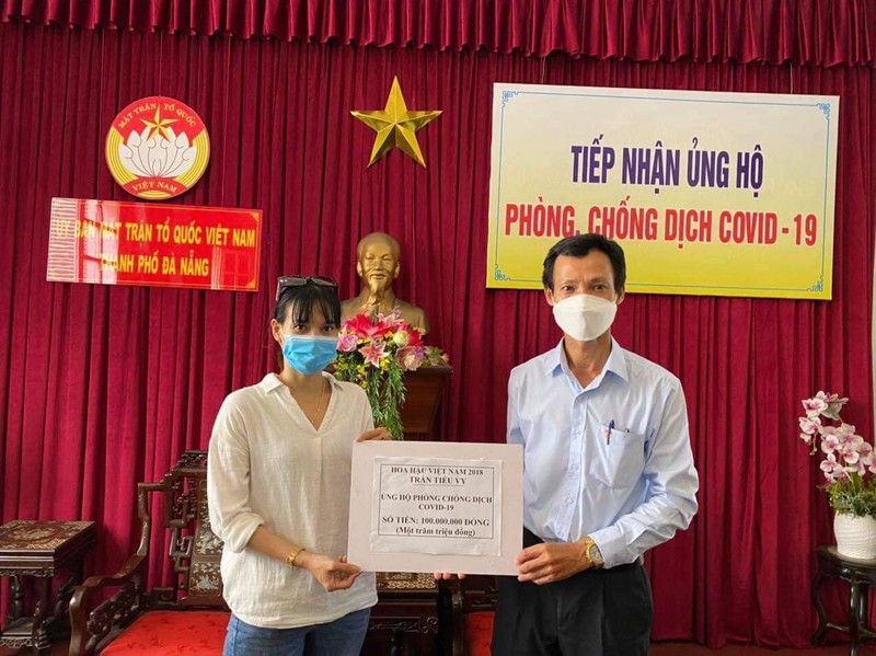Đại diện gia đình thay mặt Hoa hậu Tiểu Vy trao tặng số tiền 100 triệu đồng cho Uỷ Ban Mặt Trận Tổ Quốc thành phố Đà Nẵng.