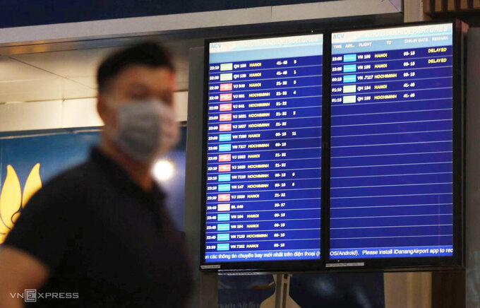 Hàng không tăng tần suất chuyến bay giải toả khách mắc kẹt tại Đà Nẵng, đêm 26/7. Ảnh: Gia Chính.