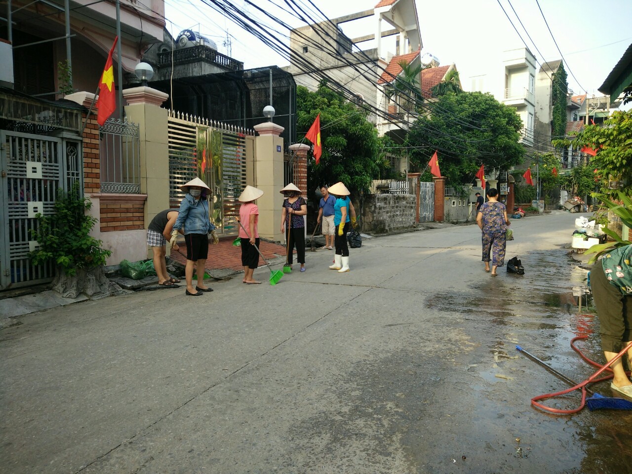 Người dân khu 6, phường Hồng Hà, TP Hạ Long vệ sinh môi trường khu phố để phòng bệnh sốt xuất huyết.