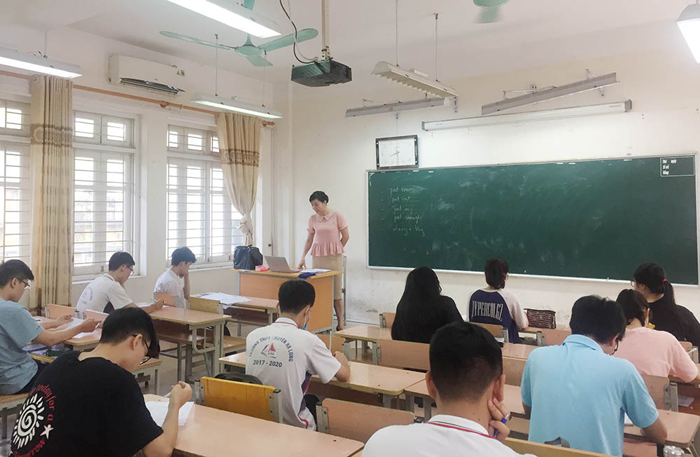 Một tiết ôn tập tiếng Anh của học sinh khối 12, Trường THPT Chuyên Hạ Long. Ảnh chụp ngày 30/7.