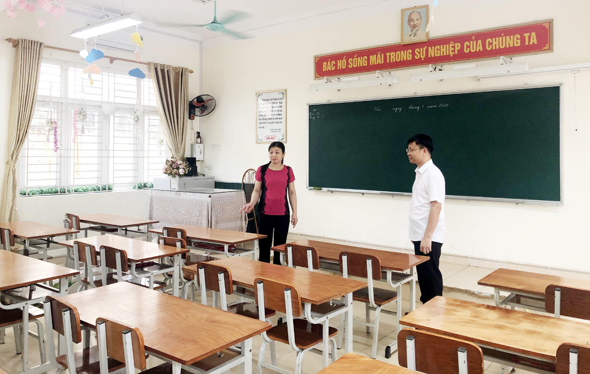 Cán bọ Phòng Giáo dục và Đào tạo TP Cẩm Phả kiểm tra cơ sở vật chất chuẩn bị cho chướng trình GDPT mới tại trường Tiểu học Cẩm Trung.