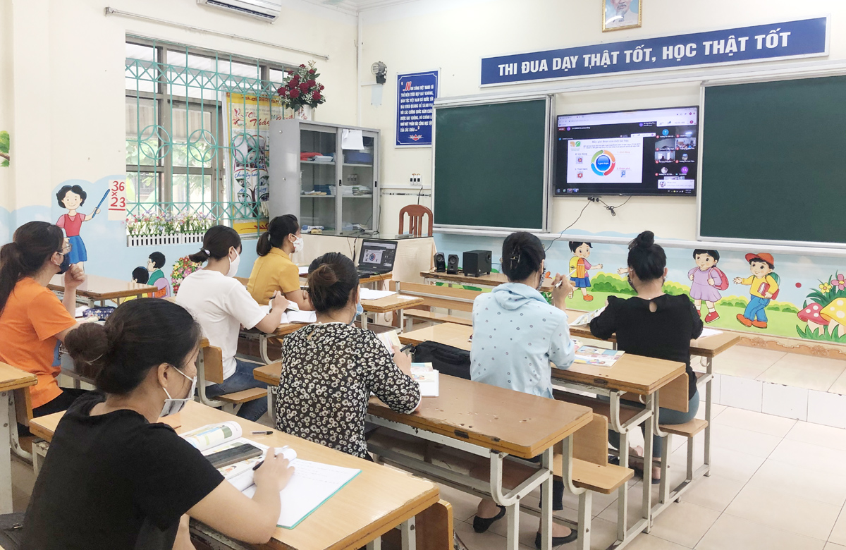 Các giáo viên Trường Tiểu học Chu Văn An tham gia lớp tập huấn trực tuyến Chương trình GDPT mới.