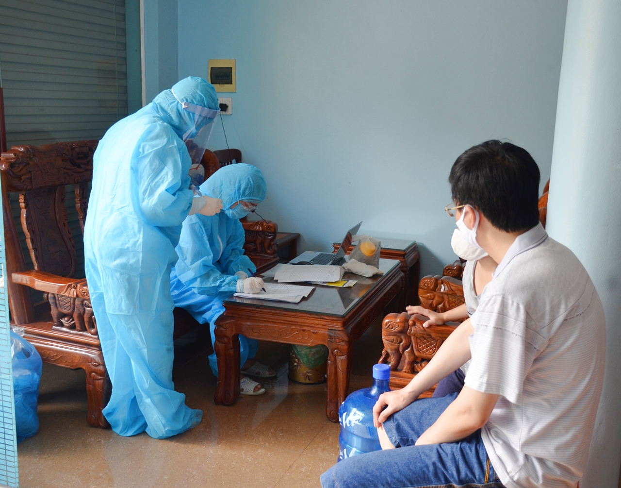 Các y, bác sĩ làm công tác y tế dự phòng của TTYT TP Hạ Long đến từng nhà, tiếp xúc từng người để điều tra, xác minh các trường hợp có yếu tố dịch tễ từ TP Đà Nẵng trở về.
