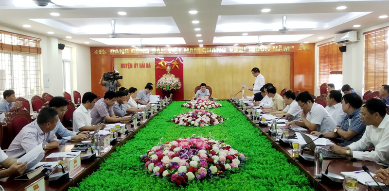 Đồng chí Ngô Hoàng Ngân cùng các thành viên Đoàn công tác của Tỉnh ủy làm việc với huyện Hải Hà.