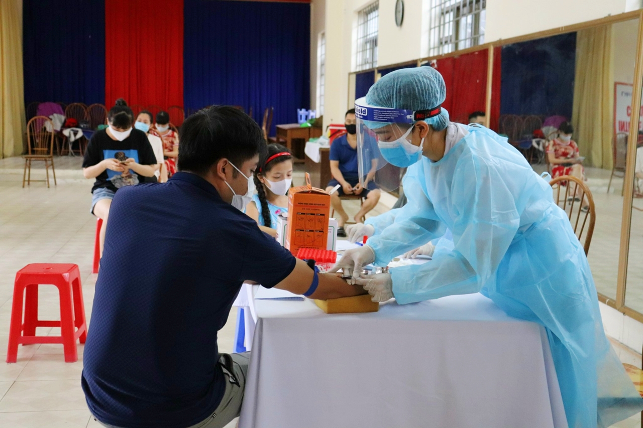 Cán bộ y tế TTYT TP Hạ Long lẫy mẫu xét nghiệm nhanh cho người đi về từ Đà Nẵng tại 