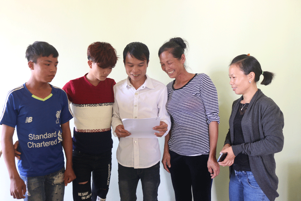 Cán bộ dân số xã Đồng Tâm, huyện Bình Liêu tuyên truyền phòng, chống tảo hôn cho bà con thôn Phiêng Chiểng. Ảnh: La Lành (CTV)