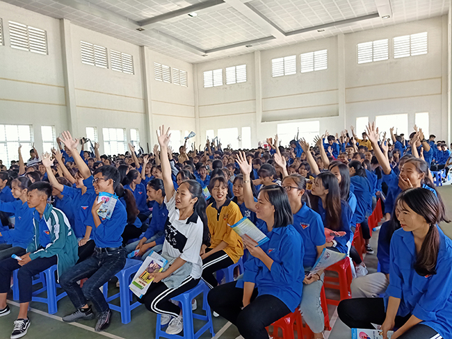 Hoạt động ngoại khóa truyền thông về mất cân bằng giới tỉnh khi sinh được Trung tâm Y tế huyện Đầm Hà tổ chức thu hút nhiều em học sinh tham gia
