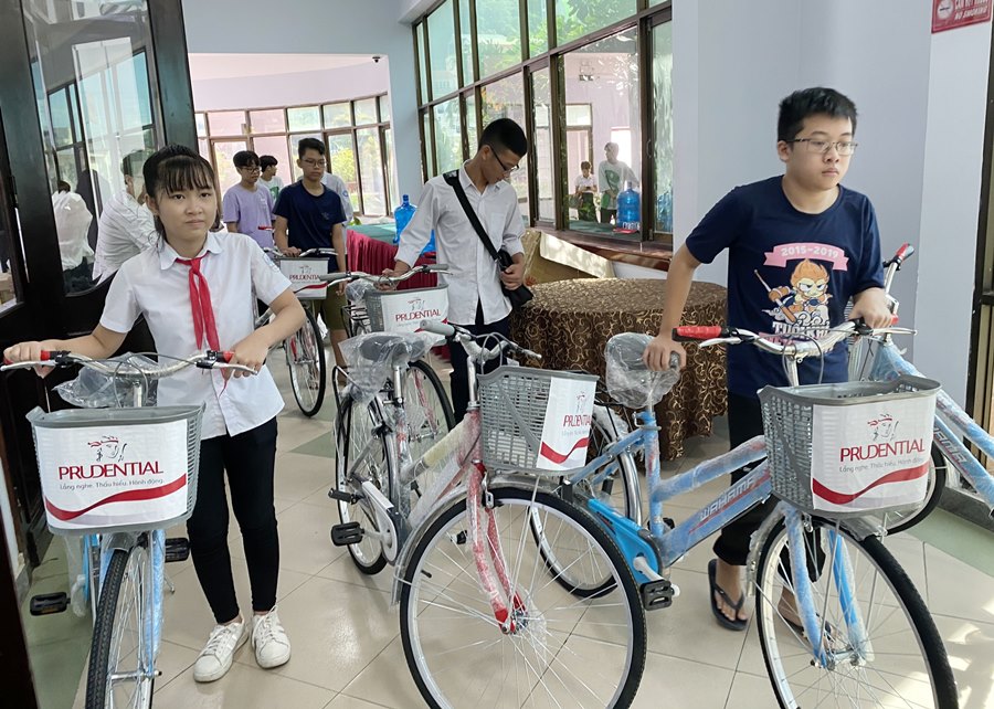Học sinh nghèo hiếu học trên địa bàn TP Hạ Long được Công ty TNHH BHNT Prudential Việt Nam trao tặng xe đạp vào cuối tháng 7/2020.